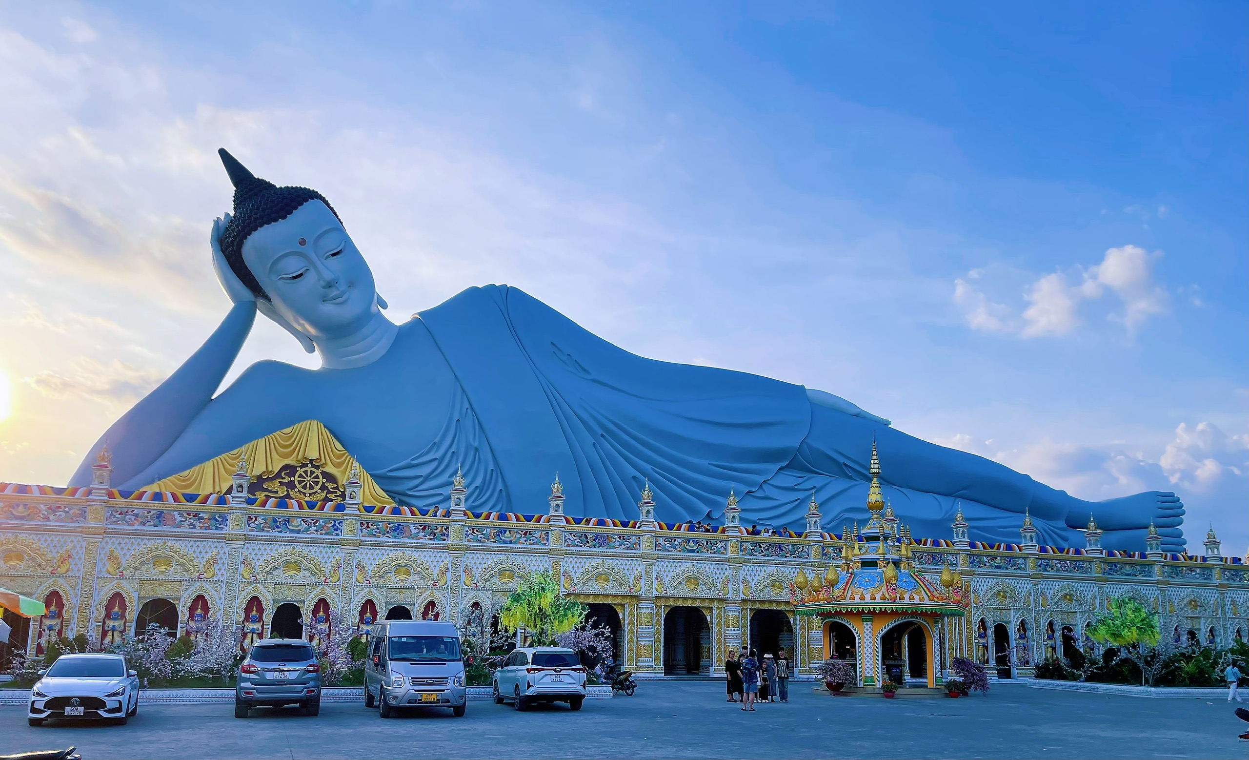 Viếng ngôi chùa tại Sóc Trăng có tượng Phật khổng lồ, huyền ảo