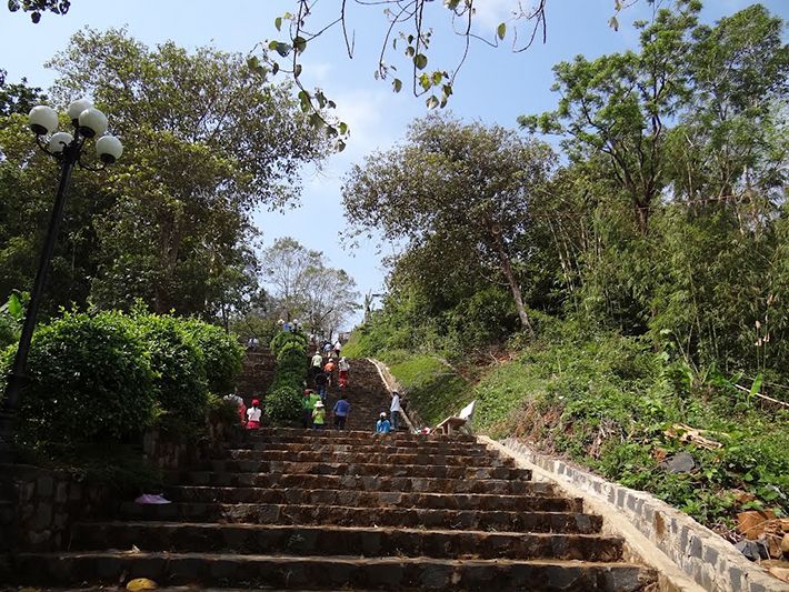 The way to the top of Ba Ra mountain