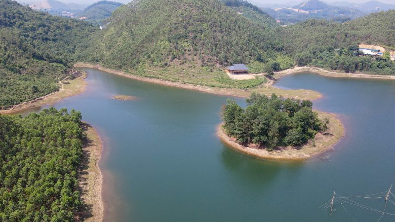 Suoi Lanh湖位于青山绿水之间，营造出一幅山水画，吸引着河内当地人和游客前来游玩。