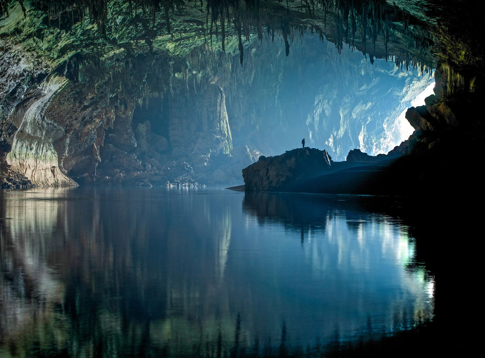 The scenery of Son Doong cave is amazingly beautiful