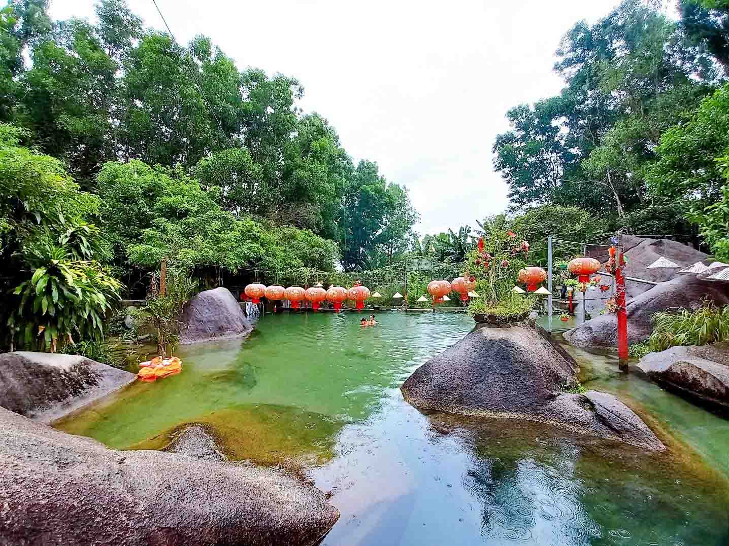 很少有人想到，在阳光明媚、多风的富安大地上，有一条富安冷溪，常年清澈凉爽，水流潺潺。