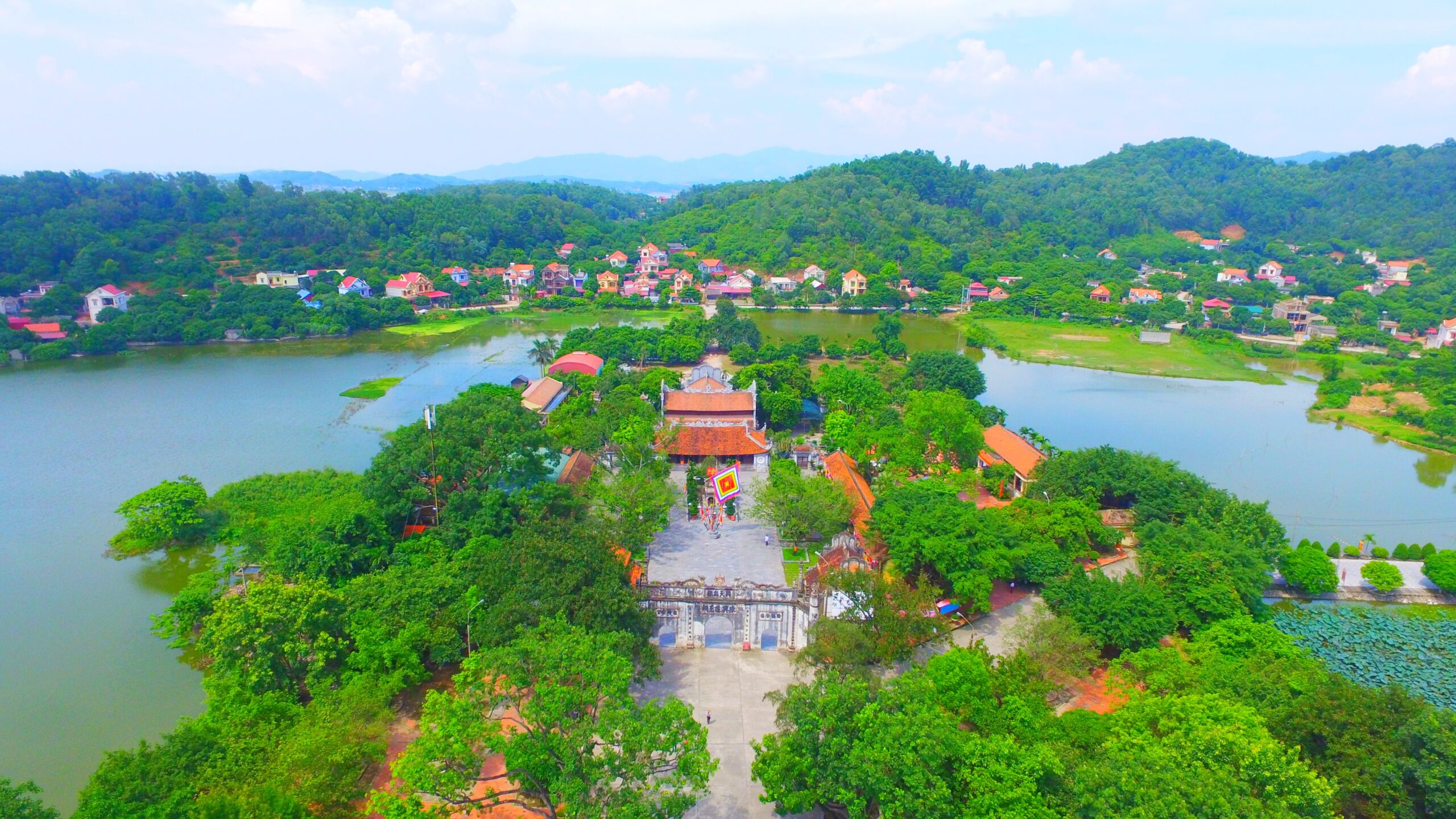 Panoramic view of Kiep Bac temple from above