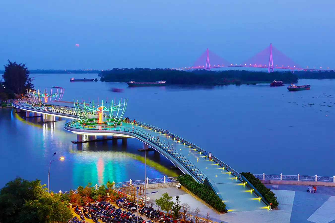 Ninh Kieu pedestrian bridge