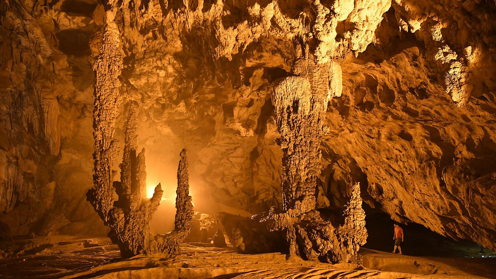 Inside Nguom Ngao Cave