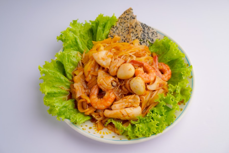 Stir-fried Quang noodles with seafood.