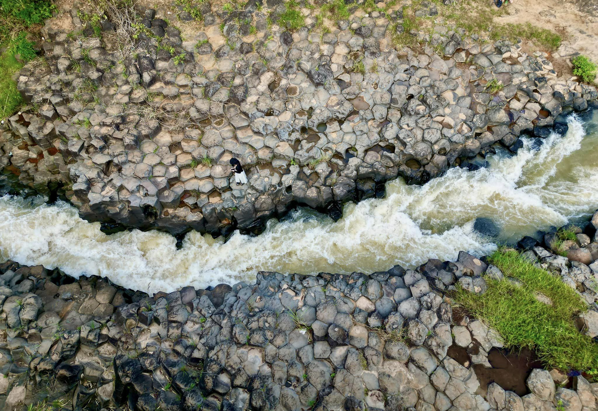 Suối đá cổ làng Vân