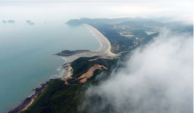 玉翁岛 (Ngoc Vung Island) 拥有狂野之美，就像白子龙湾中心的一颗珍贵宝石