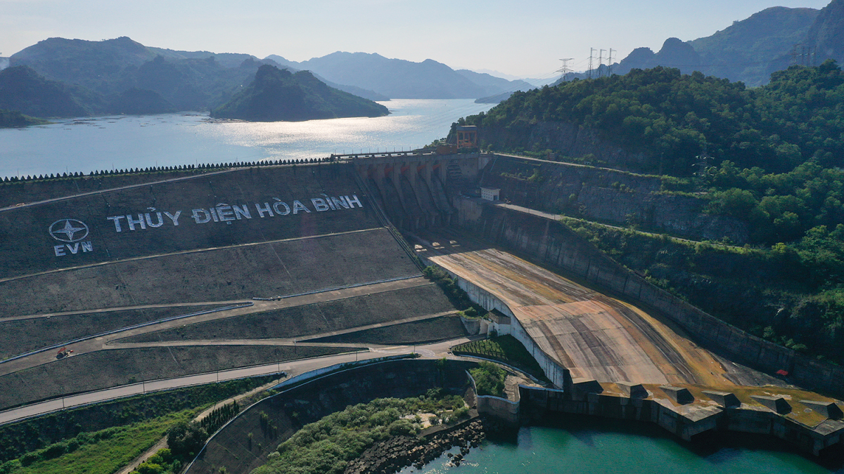 Hoa Binh Hydropower Plant is a marvel of the 20th century