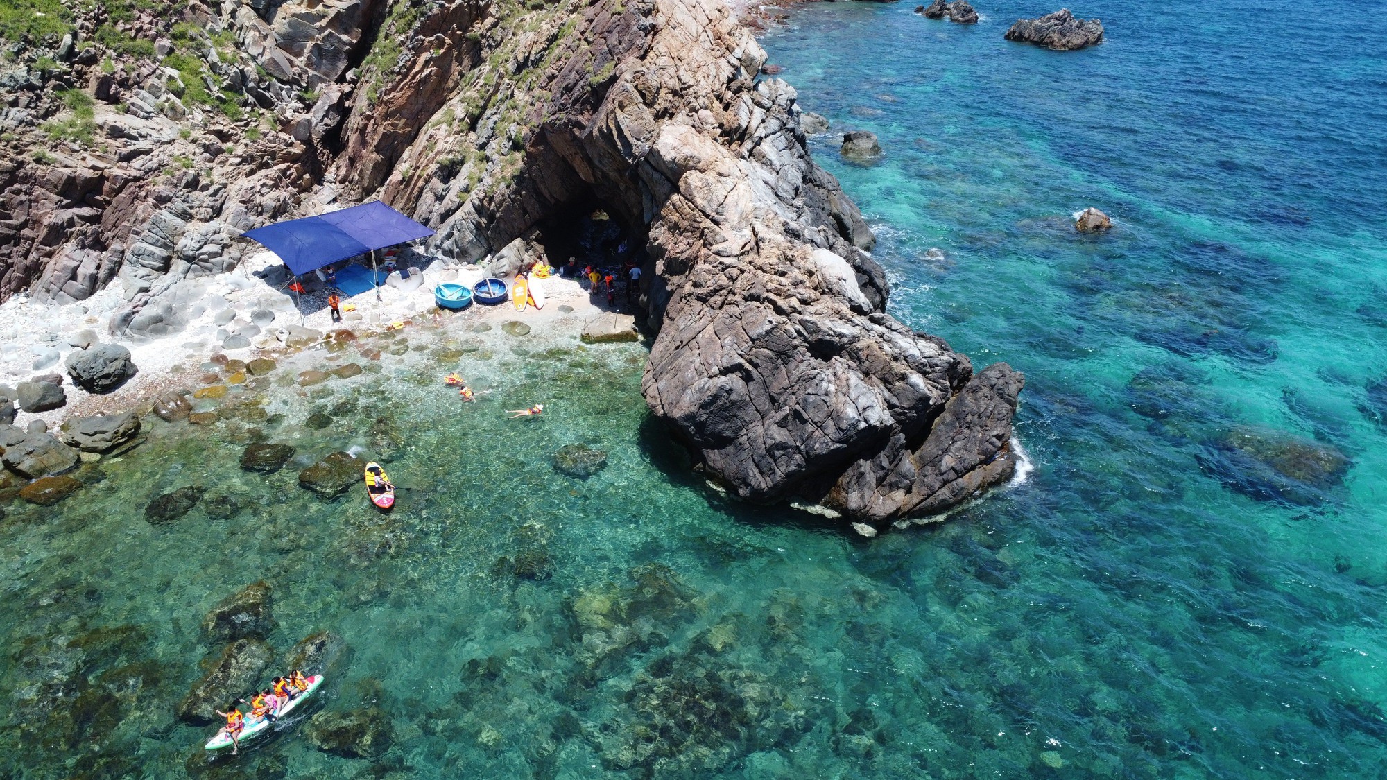 夏季，海水清澈碧蓝，天气极其适合游泳、潜水看珊瑚、划船……