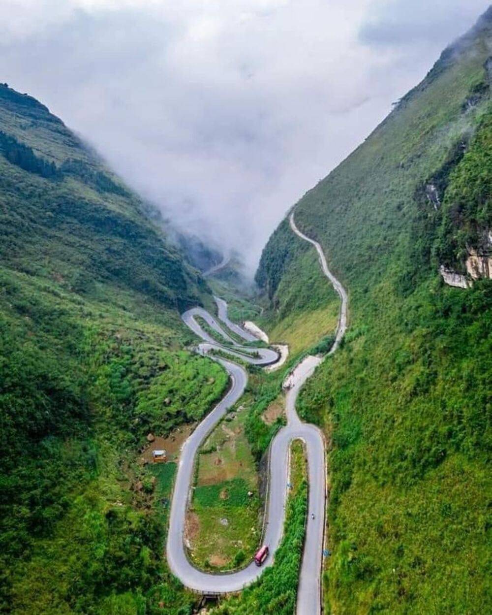 Tham Ma坡全景，蜿蜒险峻