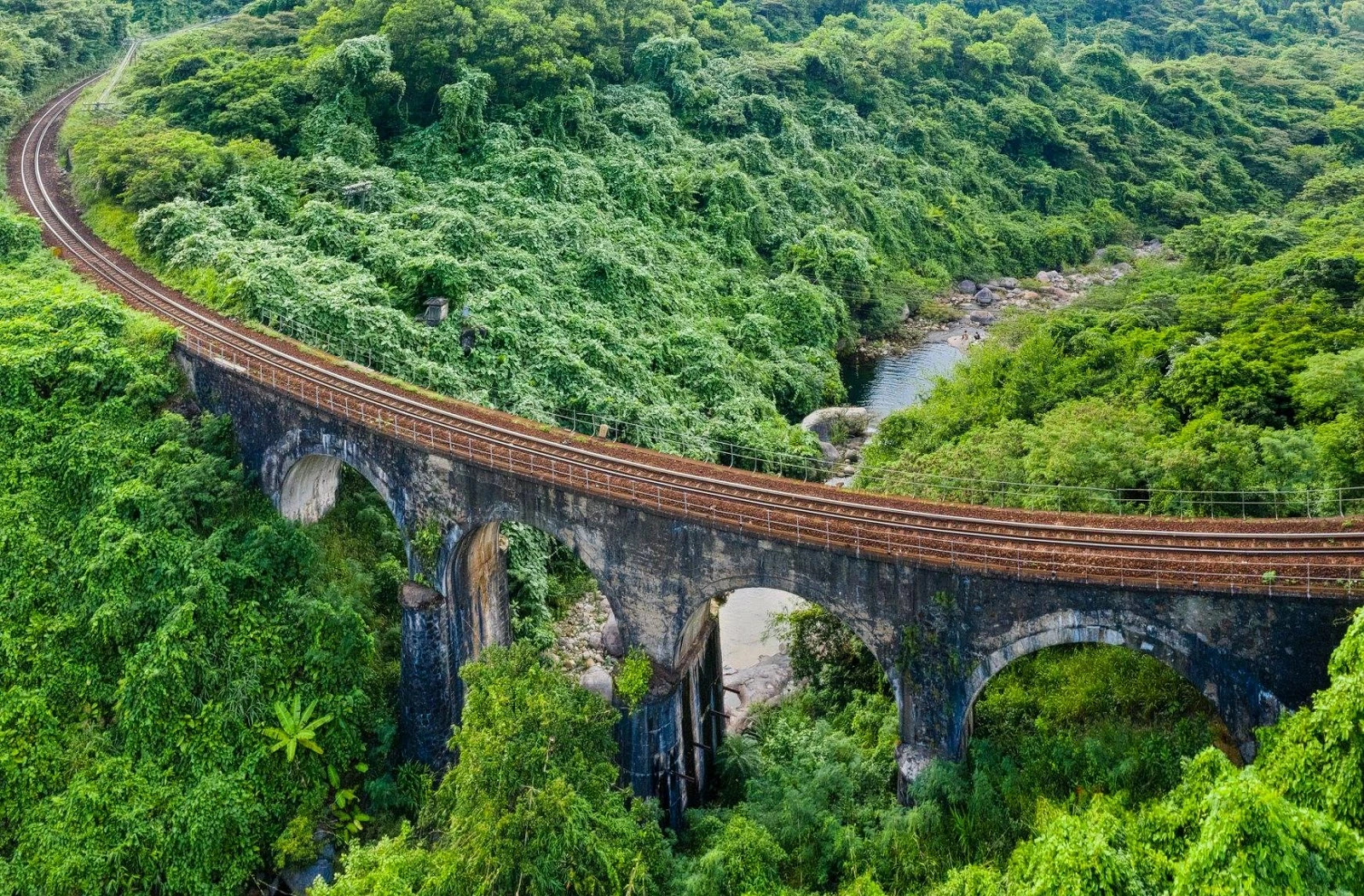 Khám Phá Lịch Sử Và Thiên Nhiên Hùng Vĩ Cùng Cầu Vòm Đồn Cả