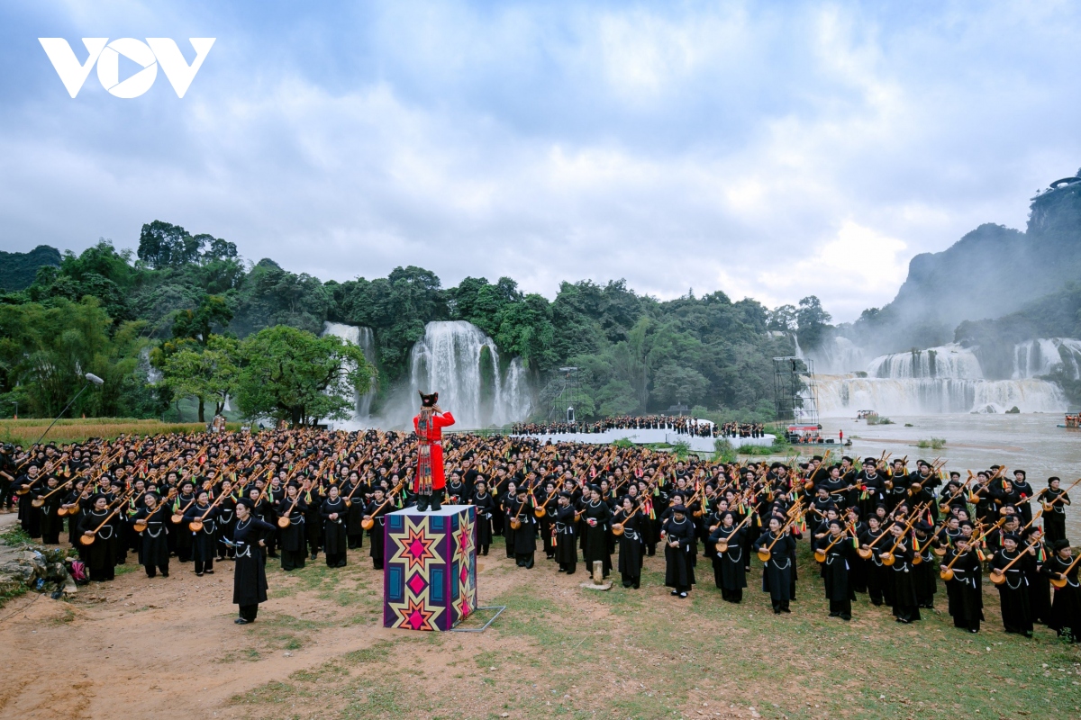 1000人在风景优美的板约瀑布旁创下唱段演算纪录