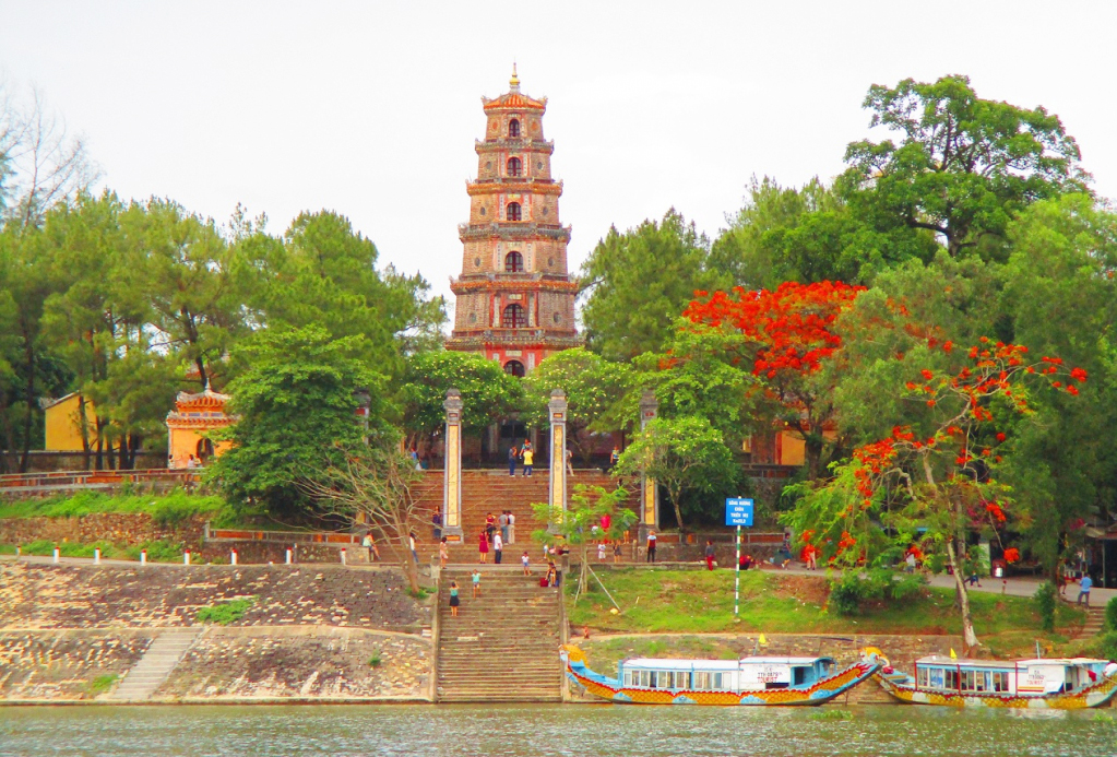 Traveling to Thien Mu Pagoda