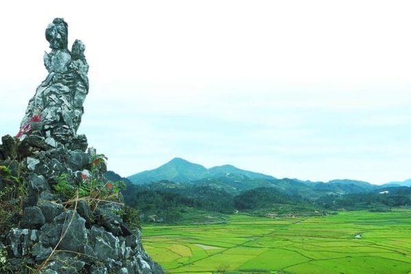 This mountain is located in the famous relic complex of Lang country.