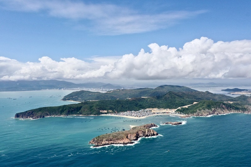 海江半岛东部被三座山脉所包围，分别是Chop Vung山、San Ho山和Mui Yen山。