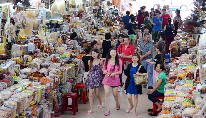 Buyers visit Dong Kinh market