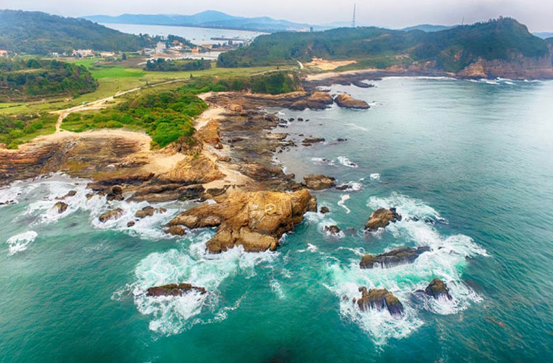 Around Bach Long Vi island are tidal areas formed from rocks eroded by waves