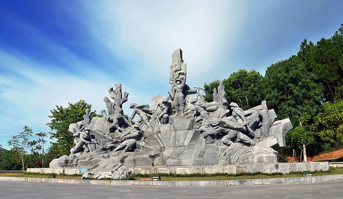 Monument of 10 young girls claiming to be ordained at Dong Loc junction