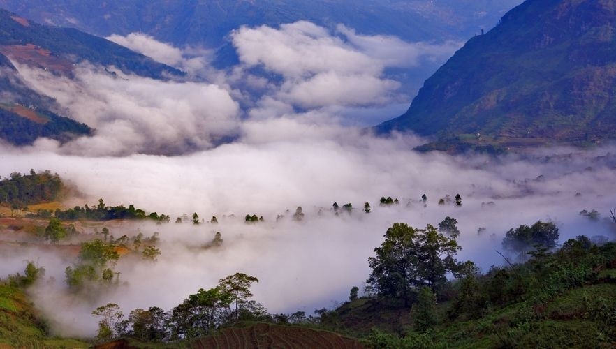 Touching Lung Van clouds - roof of Muong country