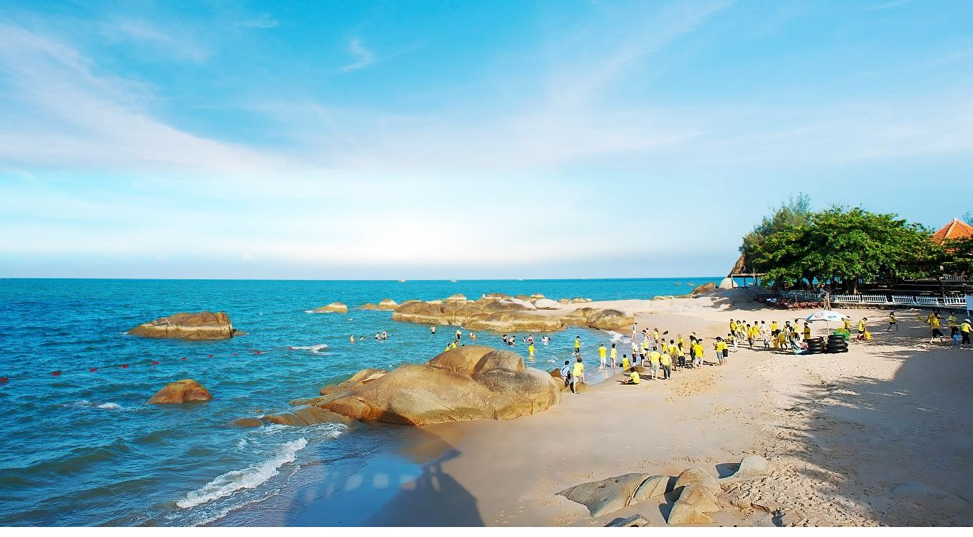 龙海海滩拥有诗意的美景和清凉的蓝色海水，越来越多的游客选择休闲度假。