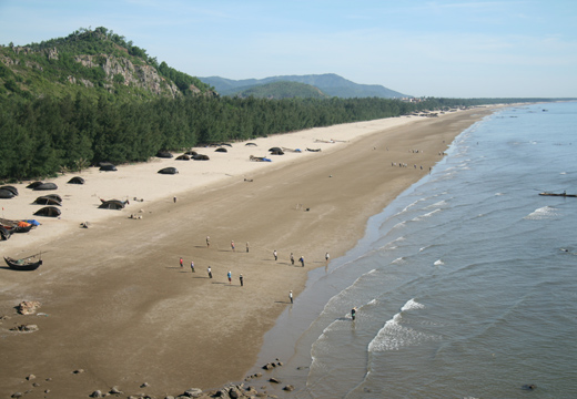 Hai Hoa beach has a quite large area, 3 to 4km long coastline, clean fine sand, clear sea water.