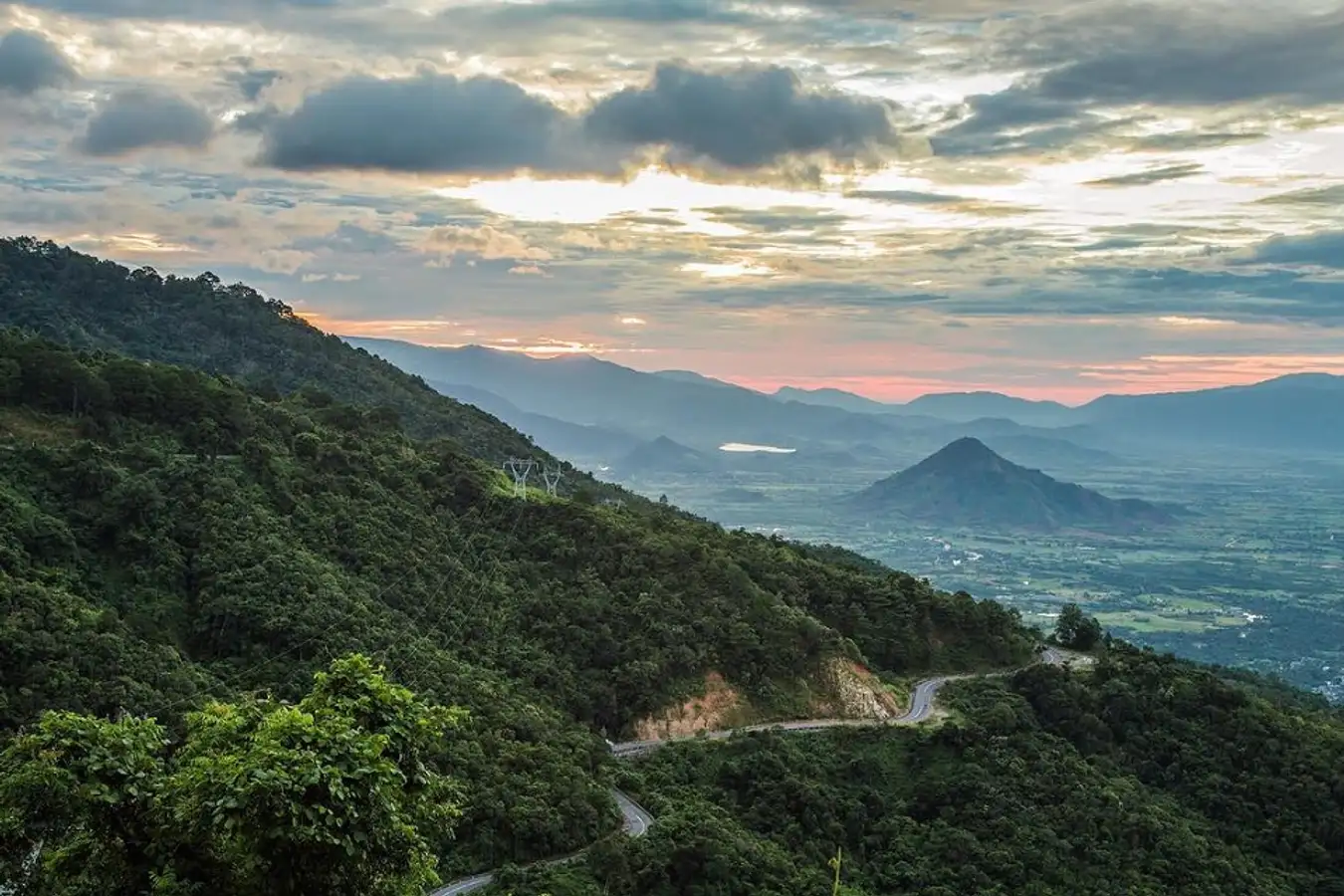 Also known as Song Pha Pass, Ngoan Muc Pass is located on Highway 27 and was built to connect Don Duong, Lam Dong and Phan Rang Ninh Thuan districts.