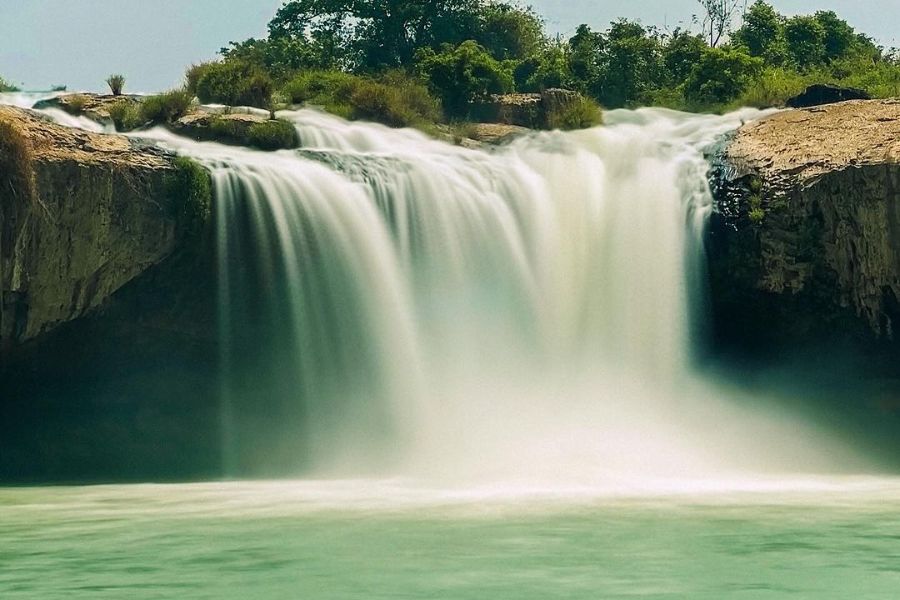 Marveling at the breathtaking beauty of Dray Nur Waterfall