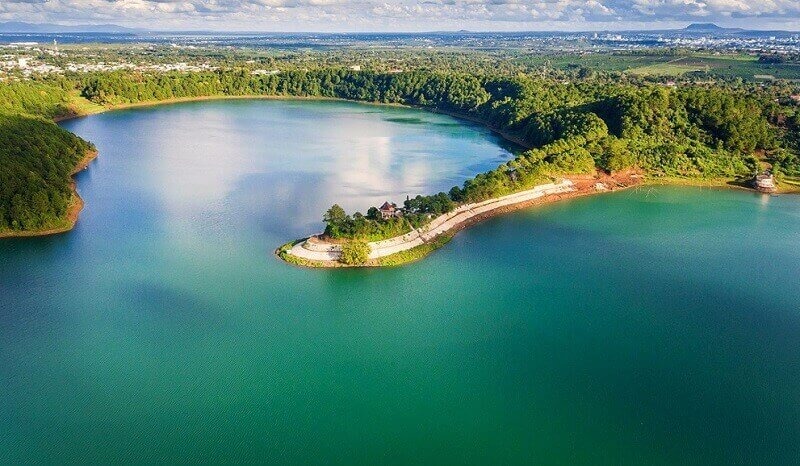 In addition to its great value in irrigation, this place also has beautiful wild natural landscapes, so it has been exploited into the Ea Kao tourist area.