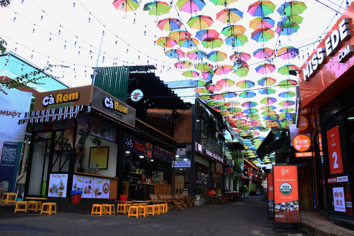 Buon Me Thuot Coffee Book Street