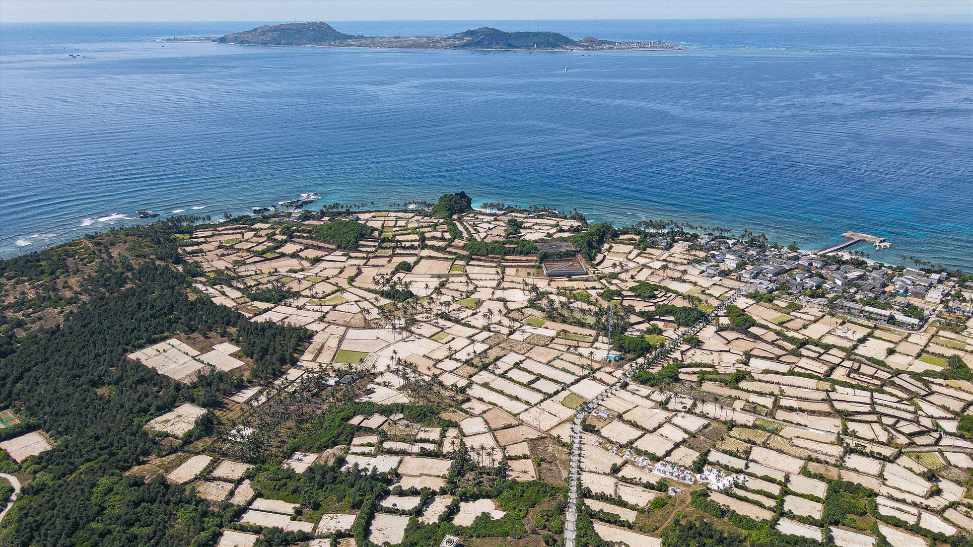 Back Beach是著名的Ly Son海滩，黑色的沉积岩可以帮助游客自由打卡，拍出闪闪发光的美丽照片。