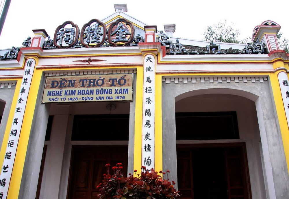 The Church of the Kim Hoan Craftsman carved silver in Dong Xam