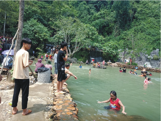 Tourists have fun at Phuong Hoang Cave tourist area