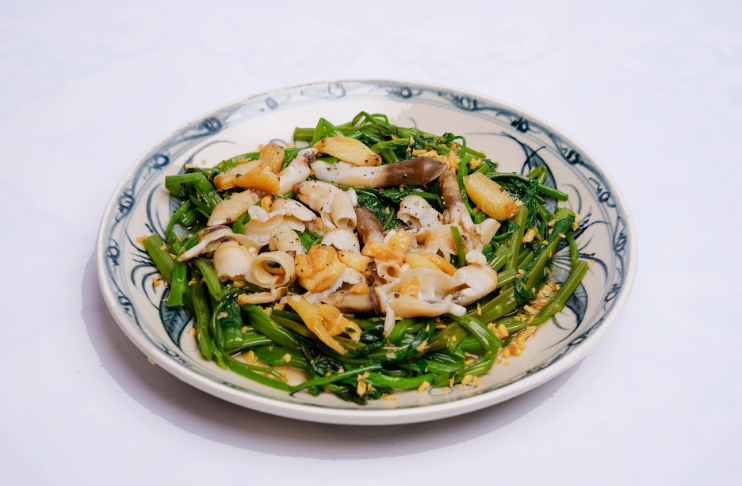 Stir-fried water spinach with nail snails.