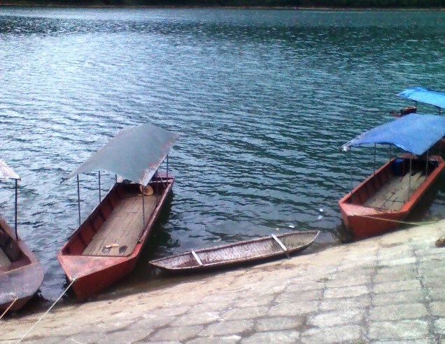 来到这里，游客可以坐船环湖，欣赏风景。