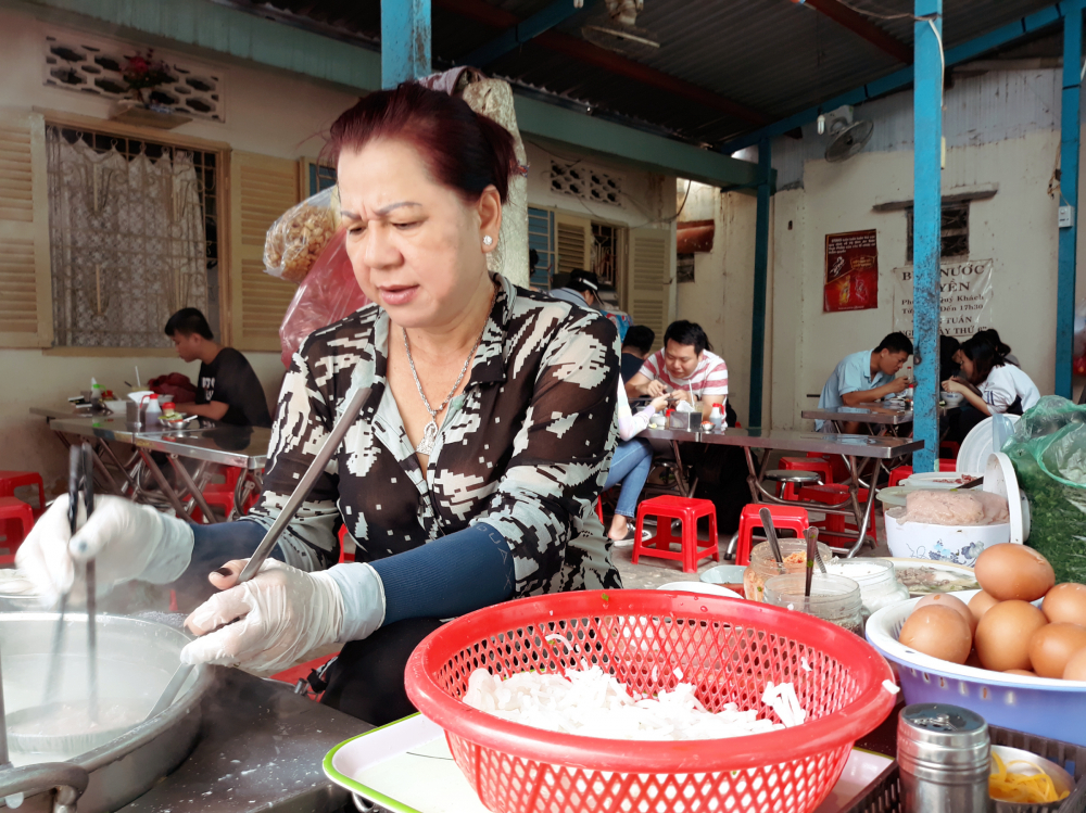 Bún nước cô Huyền – Đặc sản “bún chửi” hơn 20 năm tại Sài Thành