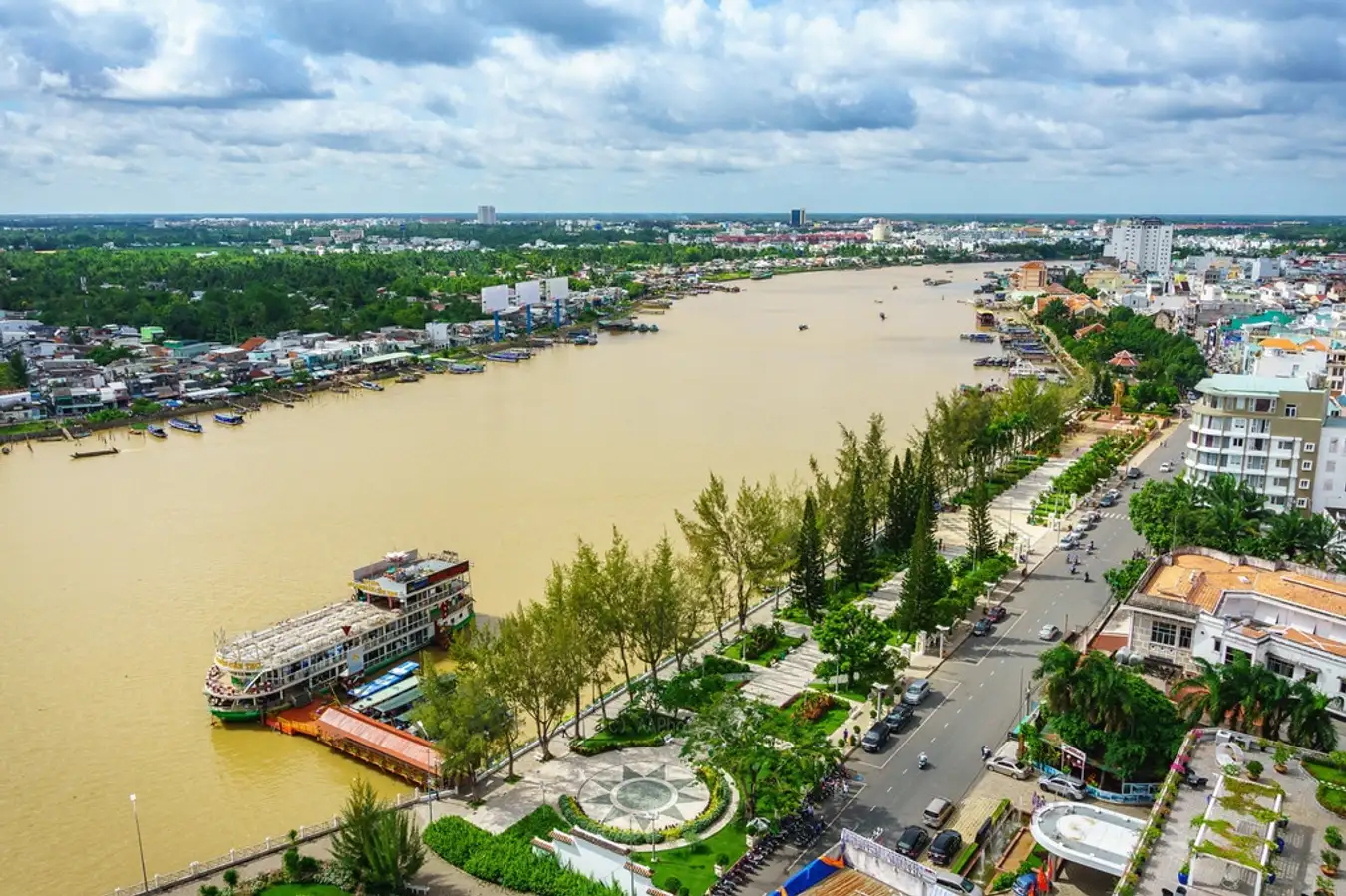 This wharf is located on the right bank of the Hau River.