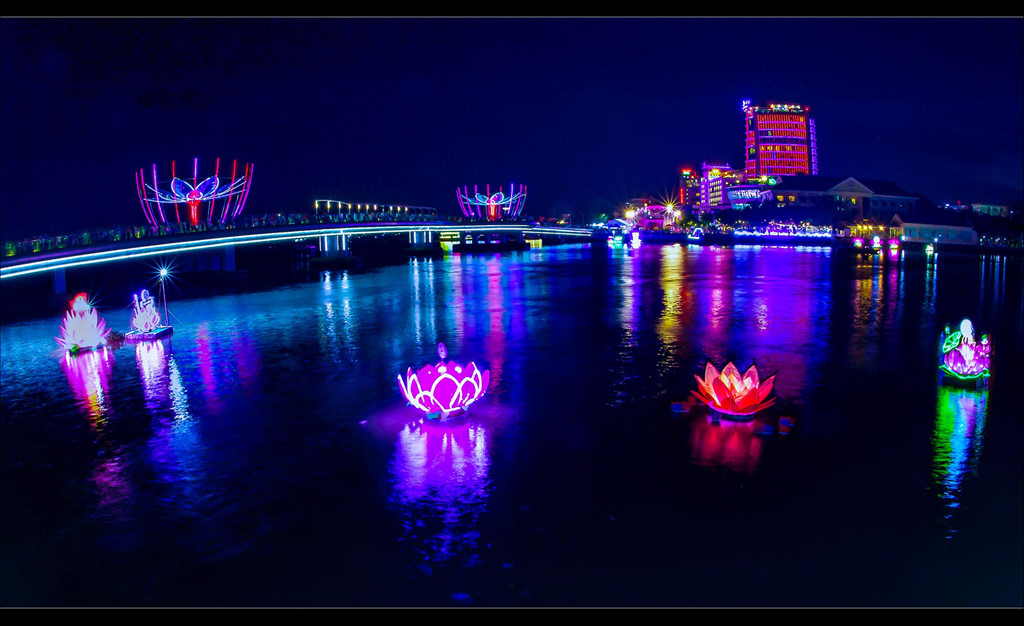 In the middle of the bridge there is also an image of two lotus flowers exuding a very Vietnamese beauty