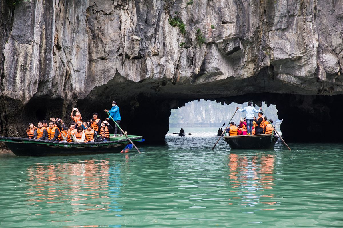 Trải Nghiệm Chèo Thuyền Kayak Ở Hang Luồn Vịnh Hạ Long