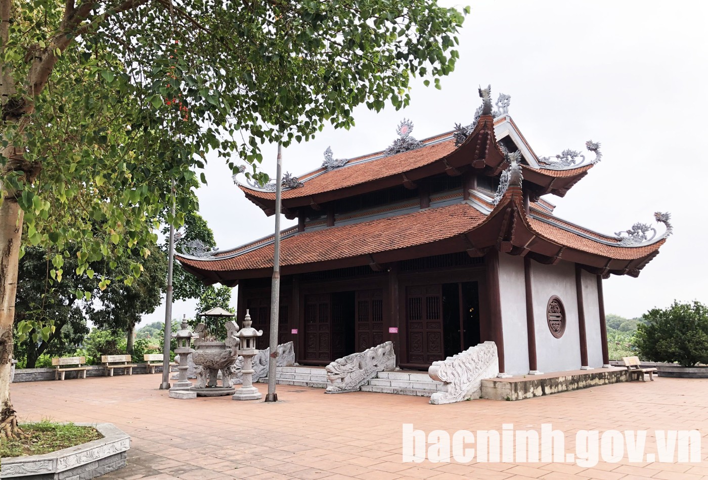 Visit the relics of King Ly Thai To's mausoleum