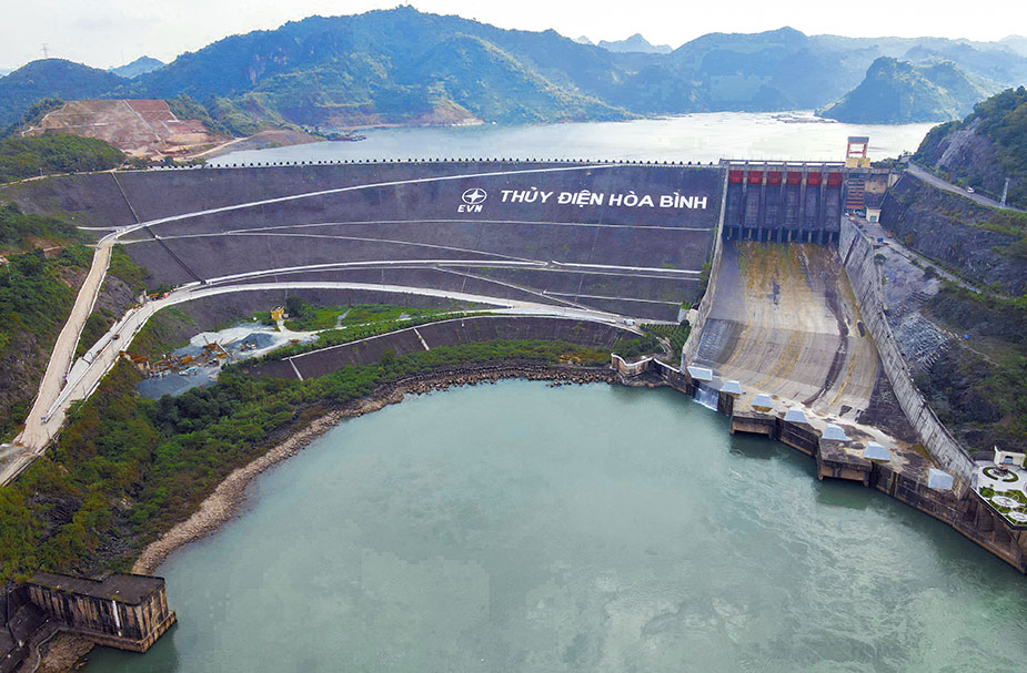 Travel to discover Hoa Binh hydropower plant