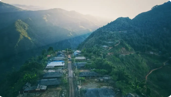 Cu Vai村中间笔直的道路就像一个机场