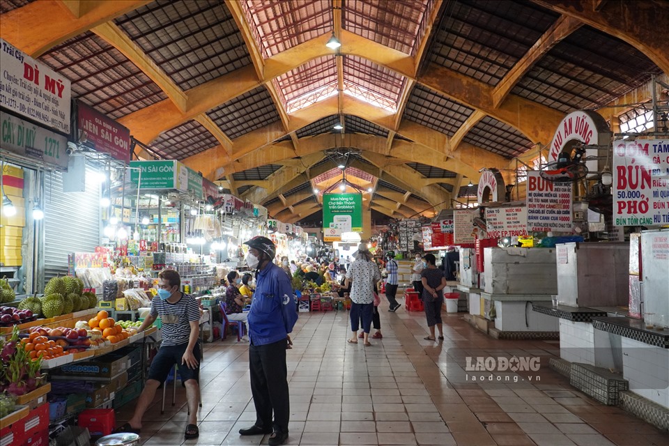 Discover Southern specialties when shopping at Ben Thanh market