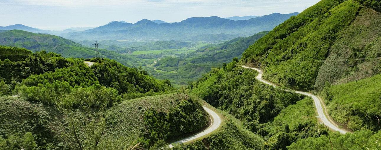 Long Mon - Minh Long 山口是广义省最危险的山口。要到达垭口顶部，游客必须经过许多崎岖不平、蜿蜒曲折的道路。