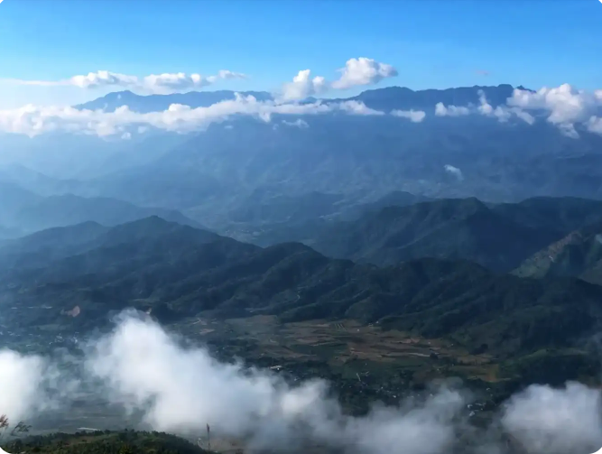 村庄的早晨，天气晴朗，凉爽