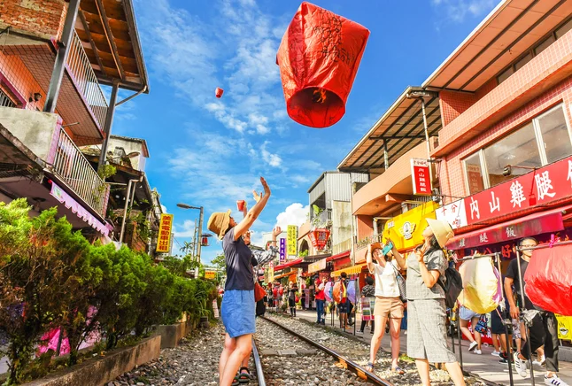 Taiwan: Kaohsiung - Tainan - Seasonal Fruit Picking Experience - Anping Old Town - Taichung - Taipei - Longshan Temple