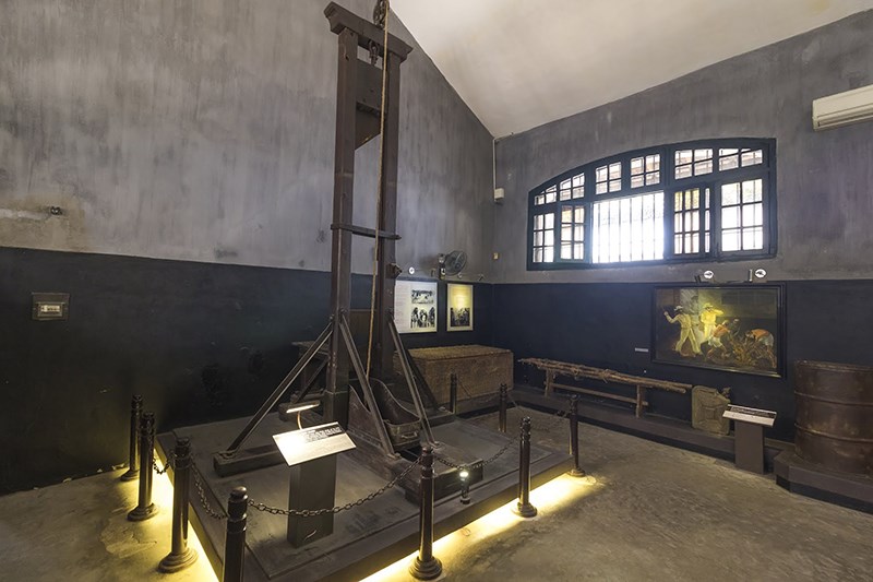 Hoa Lo prision