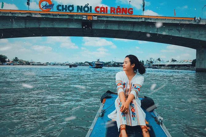 The image of Cai Rang floating market in Can Tho is always filled with laughter and joy