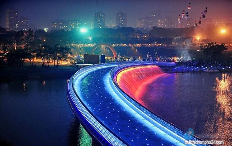 The shimmering beauty of Starlight Bridge at night