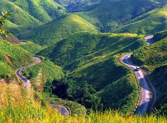 去岘港-顺化旅游，绝对不能错过很多游客一直想征服的路，那就是海云山口。