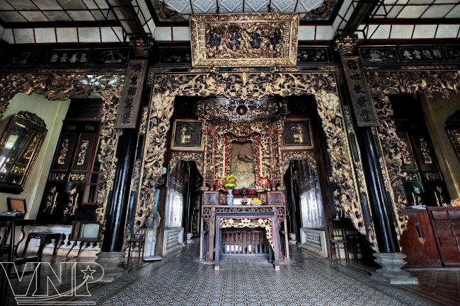 Interior architecture of Huynh Thuy Le ancient house